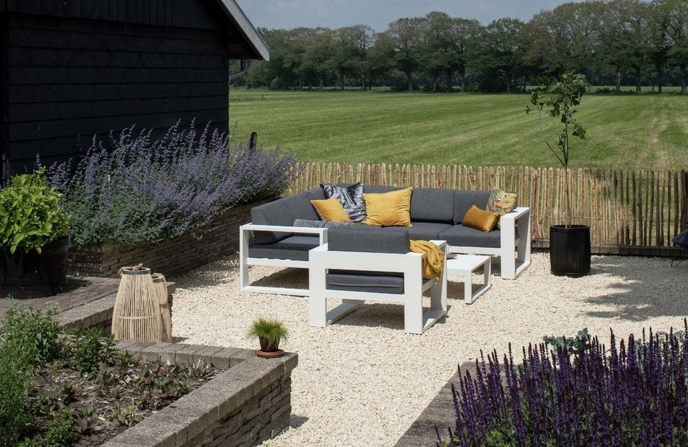 Een luxe loungeset voor in een moderne tuin