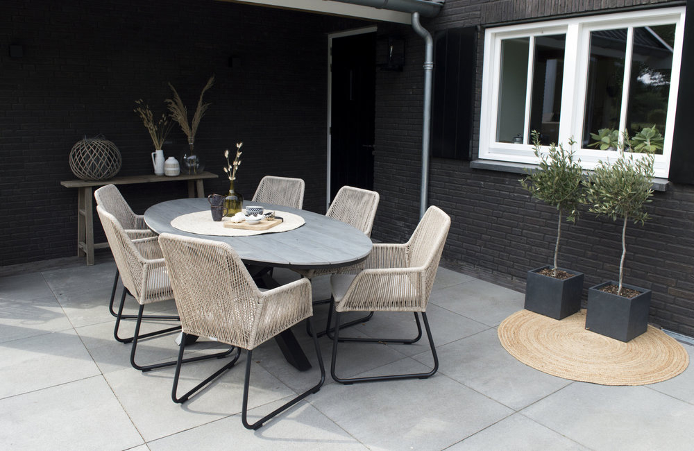 Een tuintafel van polywood