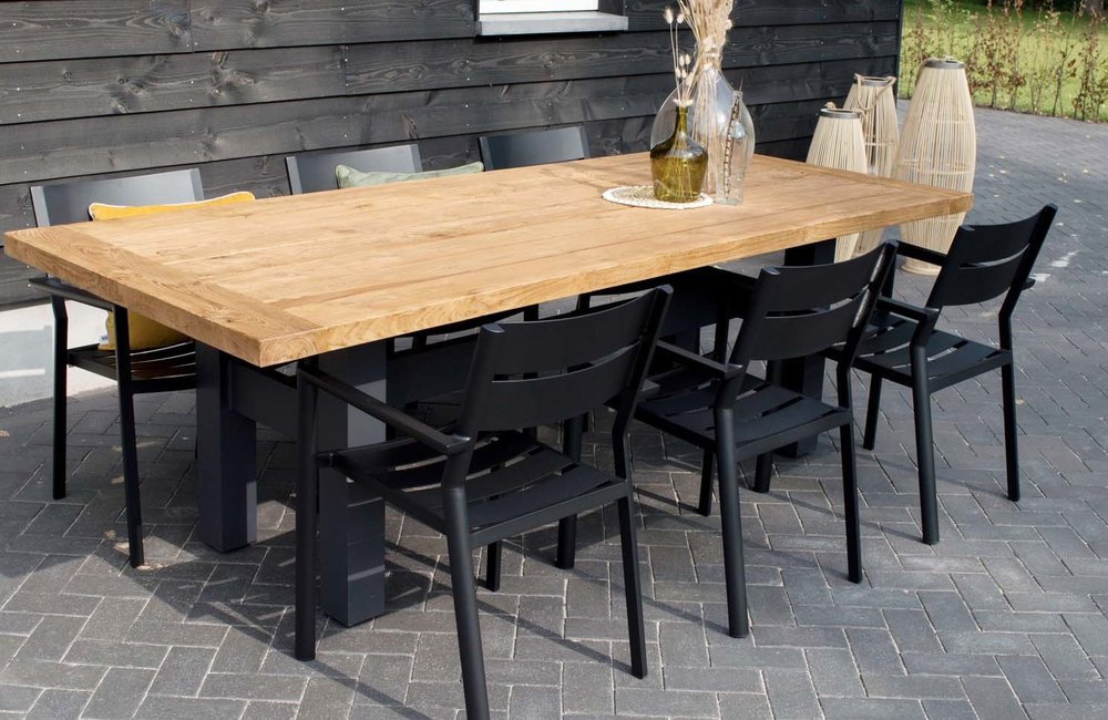 Een houten tuintafel schoonmaken