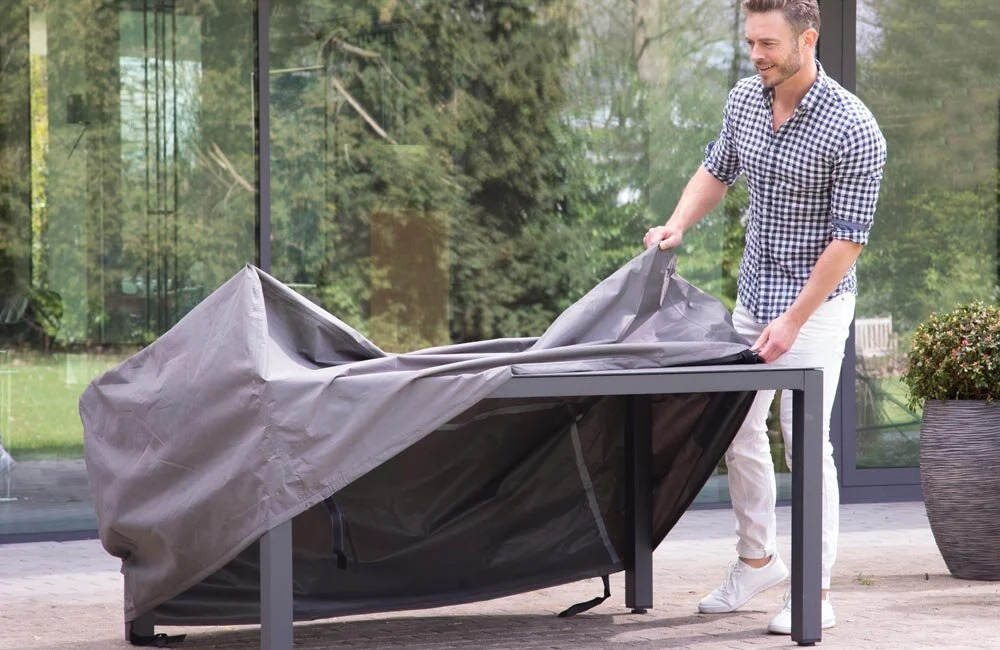 Hoe maak ik mijn tuinmeubelen schoon? Tips voor reinigen, beschermen en opbergen