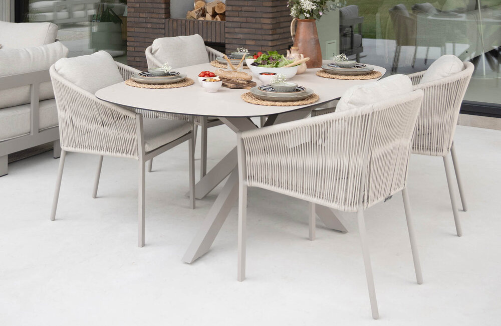 5 redenen om een bootvormige tuintafel te kopen