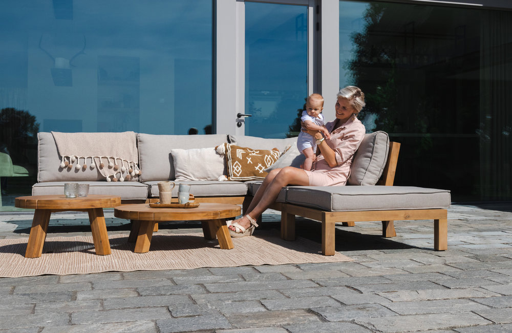 Natuurlijke houten loungesets niet meer weg te denken